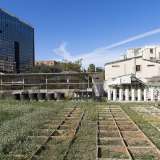 Sul retro dell'edificio balzano all'occhio gli orticelli e le serre coltivati dagli studenti